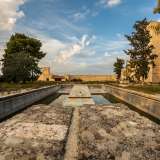 Tornando nel giardino e oltrepassando una piscina vuota, si arriva proprio nell�area vista dall�alto
